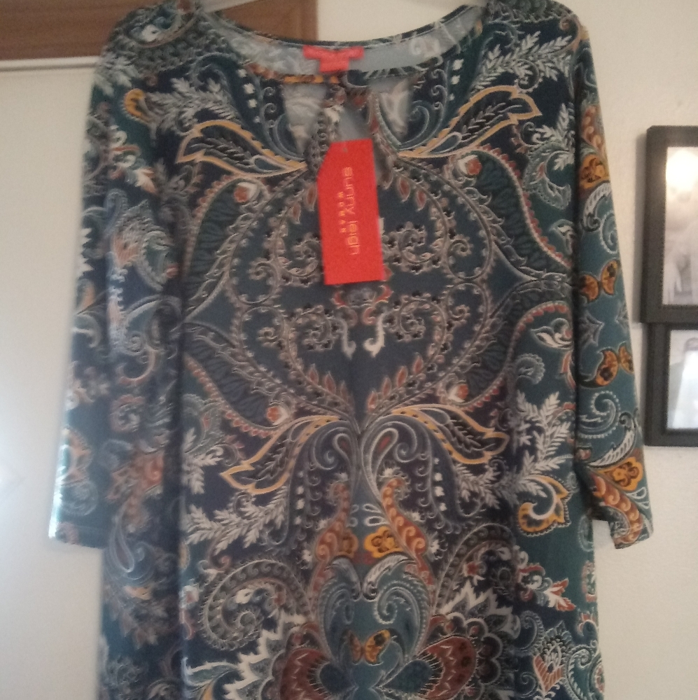 Green half length sleeve with lovely pattern